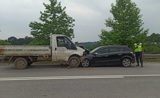 Kamyonet ile otomobil çarpıştı: 5 yaralı