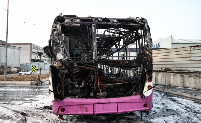 Başakşehir'de seyir halindeki özel halk otobüsünde çıkan yangın söndürüldü