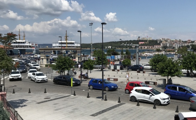 Çanakkale'deki feribot iskelelerinde tatilcilerin dönüş yolculuğu sürüyor