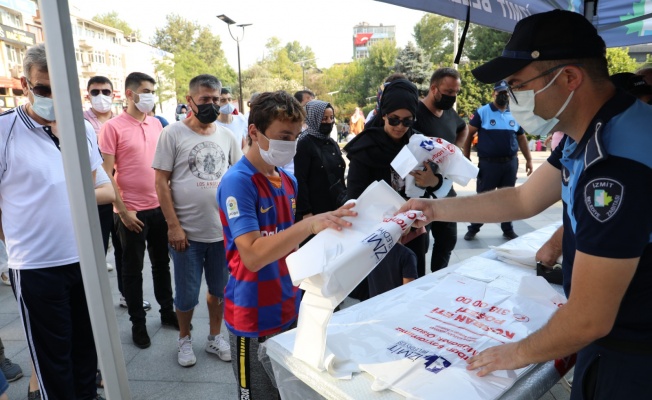 İzmit Belediyesi, kurban poşeti  dağıtıyor