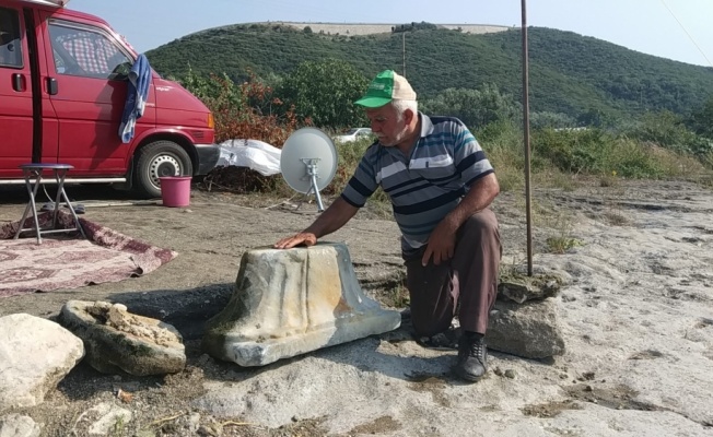 İznik Gölü'nde bulunan sütun başlığı müze yetkililerine teslim edildi