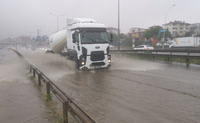 Gebze'de sağanak hayatı olumsuz etkiledi