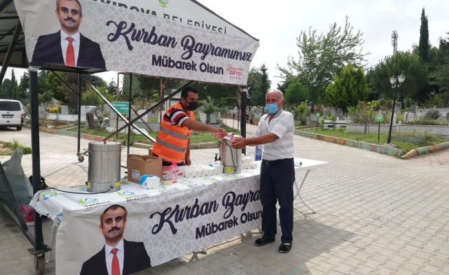 Mezarlıklar bayram hazır, ziyaretçilere ikram