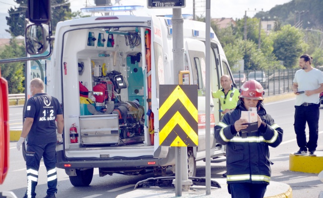 Panelvan ile otomobil çarpıştı: 3 yaralı