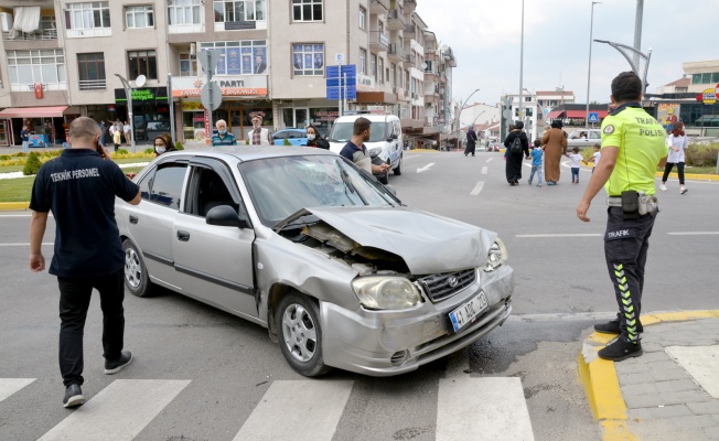 2  otomobil çarpıştı: 2 yaralı