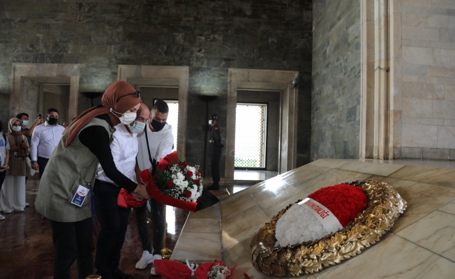 Bıyık, gençleri Anıtkabir’e götürdü