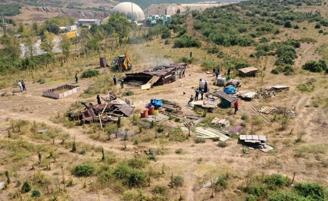 Dilovası'nda 1 kaçak yapı yıkıldı