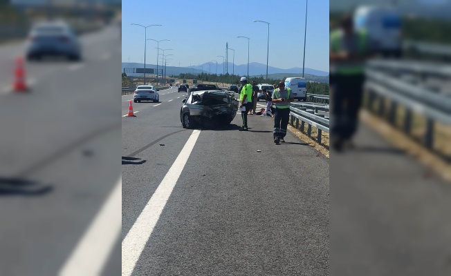 Kontrolden çıkan otomobil, emniyet şeridinde duraklayan araca çarptı