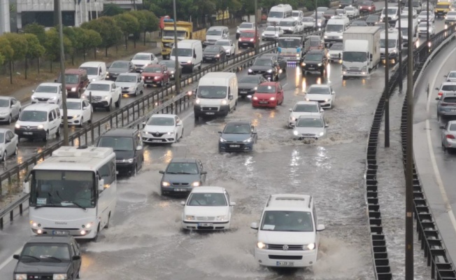 Gebze'de sağanak etkili oldu