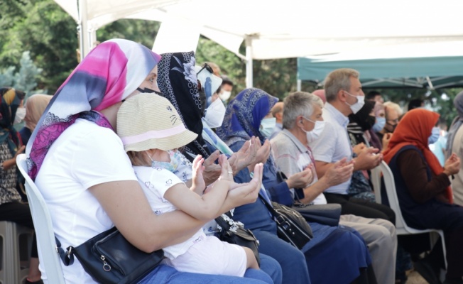 Marmara Depremi'nde hayatını kaybedenler mezarları başında anıldı