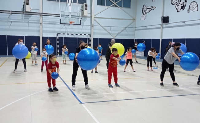 Anne ve çocuklar birlikte zumba yaptı