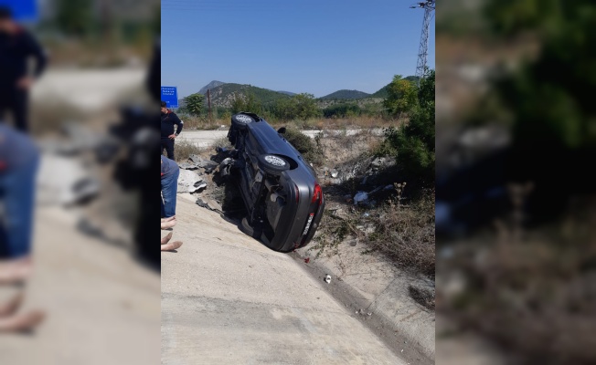 Su kanalına devrilen otomobildeki 5 kişi yaralandı