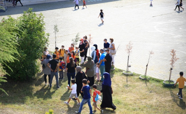 Fedakar dede uyum eğitimine başlayan torununu yalnız bırakmadı