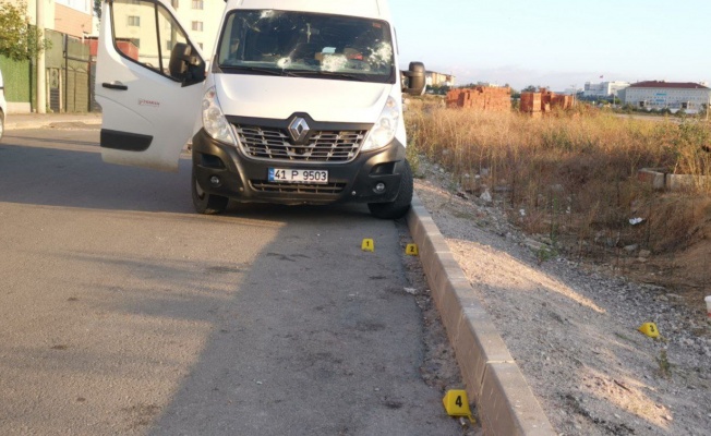 Gebze'de servis aracı kurşunlandı