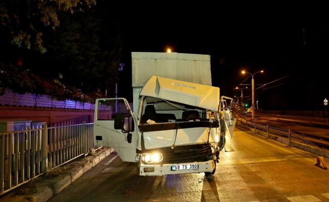 Ambulansla kamyonet çarpıştı