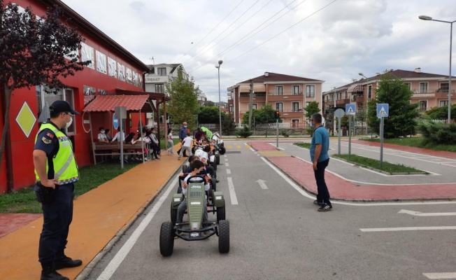  Jandarmadan öğrencilere uygulamalı trafik eğitimi