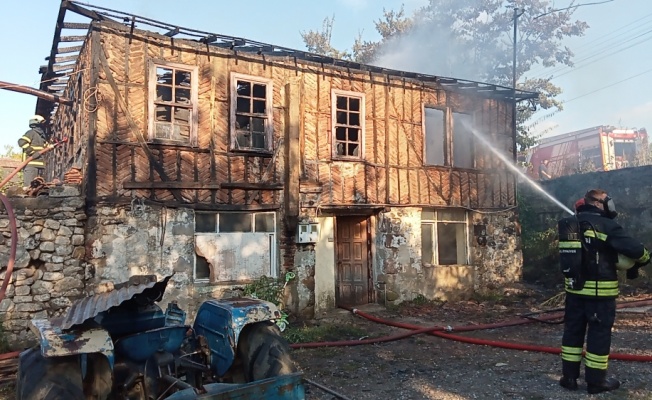 Yangın çıkan ev kullanılamaz hale geldi