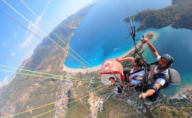 Tekirdağlı davulcu Fethiye'de gökyüzünde ve denizin altında davul çaldı