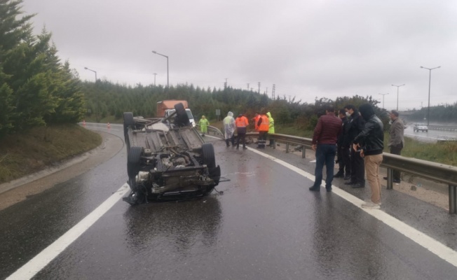 Anadolu Otoyolu'ndan bağlantı yoluna devrilen otomobildeki 2 kişi yaralandı