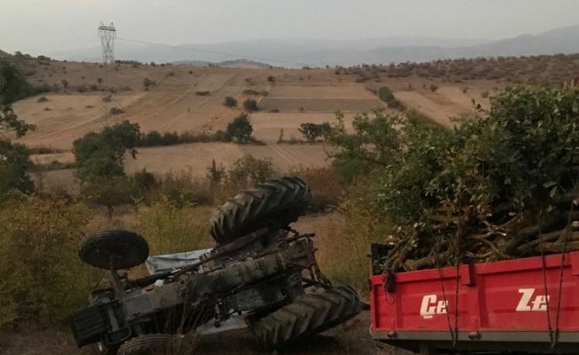 Devrilen traktörün altında kalan sürücü öldü