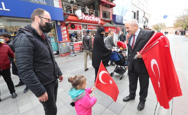 Büyükgöz esnafa Türk Bayrağı hediye etti