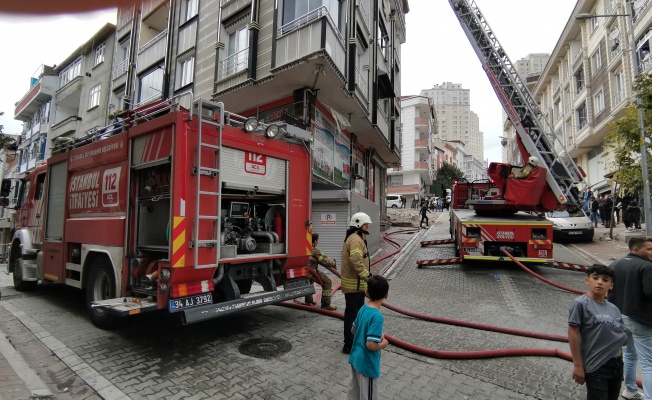 Esenyurt'ta çatı katı dairesinde çıkan yangın söndürüldü