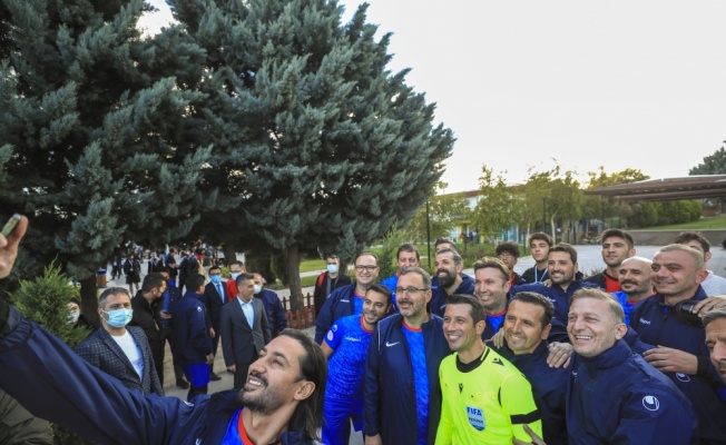 Gençlik ve Spor Bakanı Kasapoğlu, gençlerle futbol oynadı