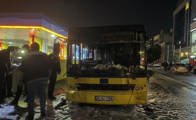 İstanbul’da park halindeki İETT otobüsü yandı