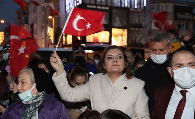 İzmit'te binler Cumhuriyet için yürüdü