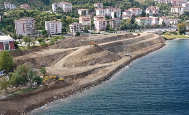 Kocaeli sahilinde Marmara Depremi'nden kalan inşaat atıkları temizleniyor