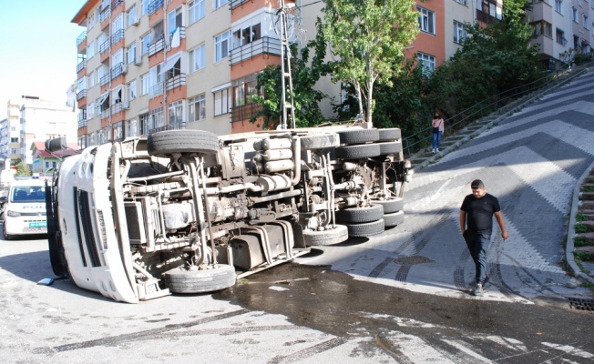 Hurda taşıyan kamyon devrildi