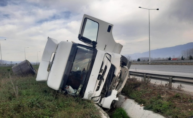 Anadolu Otoyolu'nun Sakarya kesiminde devrilen tırdaki iki kişi yaralandı