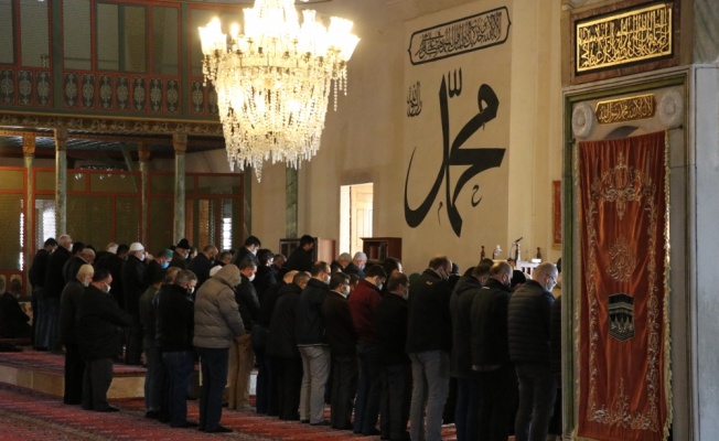 Camilerde normal saf düzeninde namaz kılınmaya başlandı