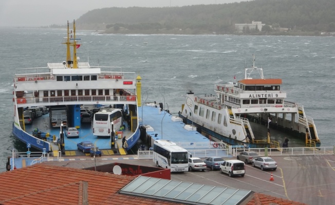 Çanakkale Boğazı'nda fırtına etkili oluyor