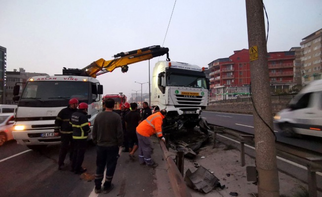 Gebze'de tır bariyerlere çarptı