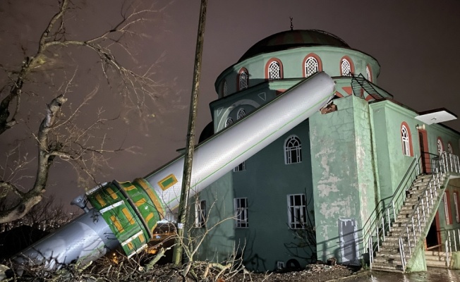 Fırtına iki caminin minaresini yıktı