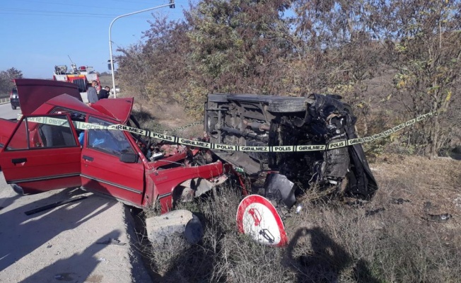 Otomobilin sürücüsü ve eşi kazada  öldü