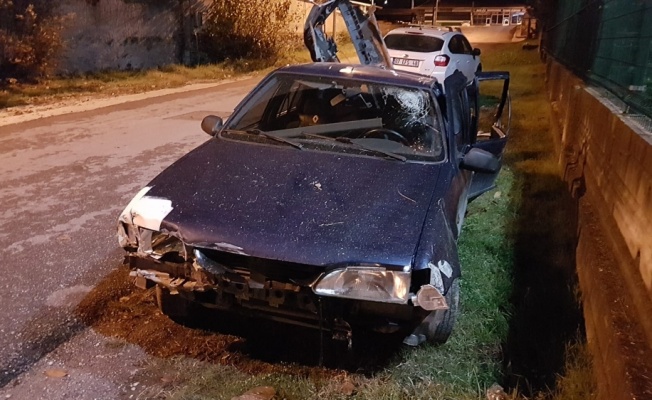 Sakarya'da duvara çarpan otomobildeki 5 çocuk yaralandı