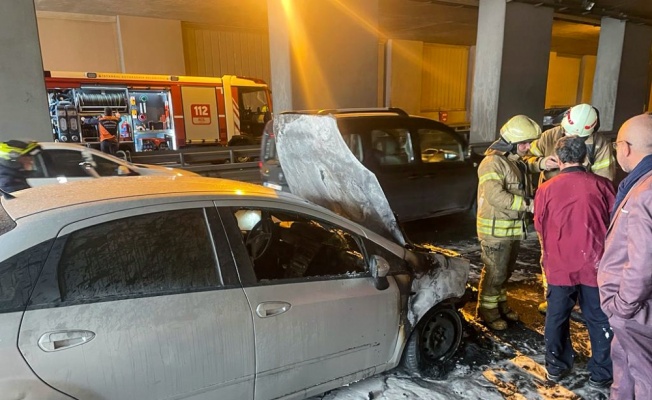 Yenikapı'da seyir halindeki araçta yangın çıktı