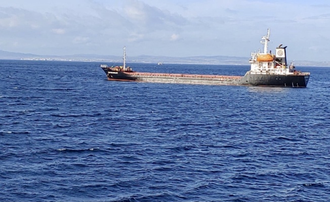 Çanakkale Boğazı'nda arızalanan kuru yük gemisi demir bölgesine çekildi