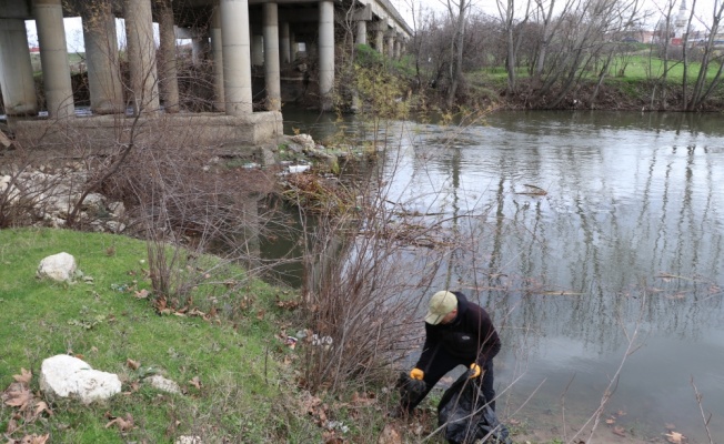 Edirne'de öğrenci ve akademisyenler Tunca Nehri çevresindeki çöpleri topladı