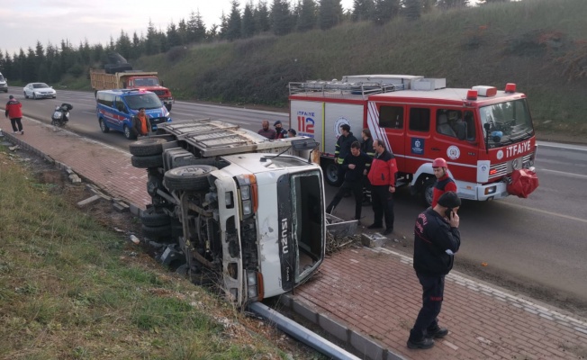 Kamyonet devrildi sürücü yaralandı