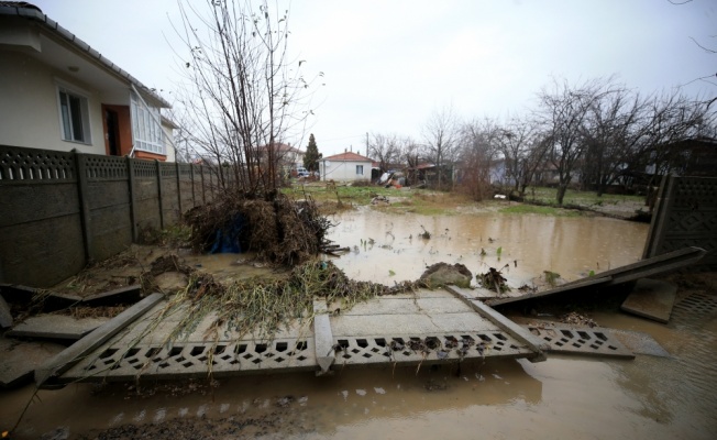 Kırklareli'ndeki taşkında evinin çatısına çıkarak kurtulan Bostan yaşadıklarını anlattı: