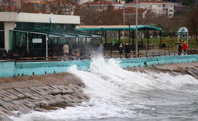 Marmara Denizi'nde lodos etkisini sürdürüyor