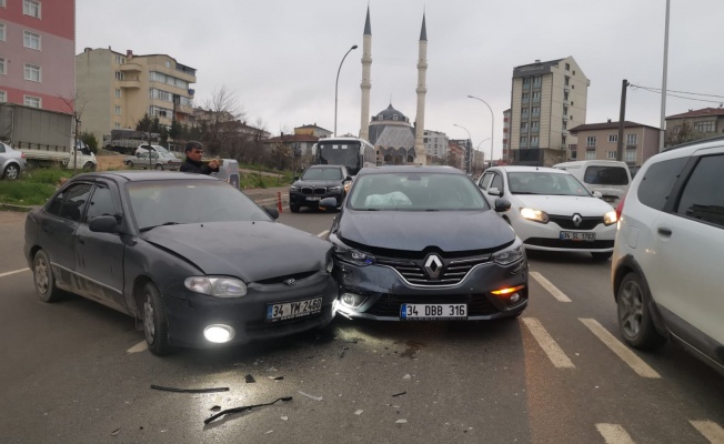 2 araç çarpıştı, sürücü yaralandı