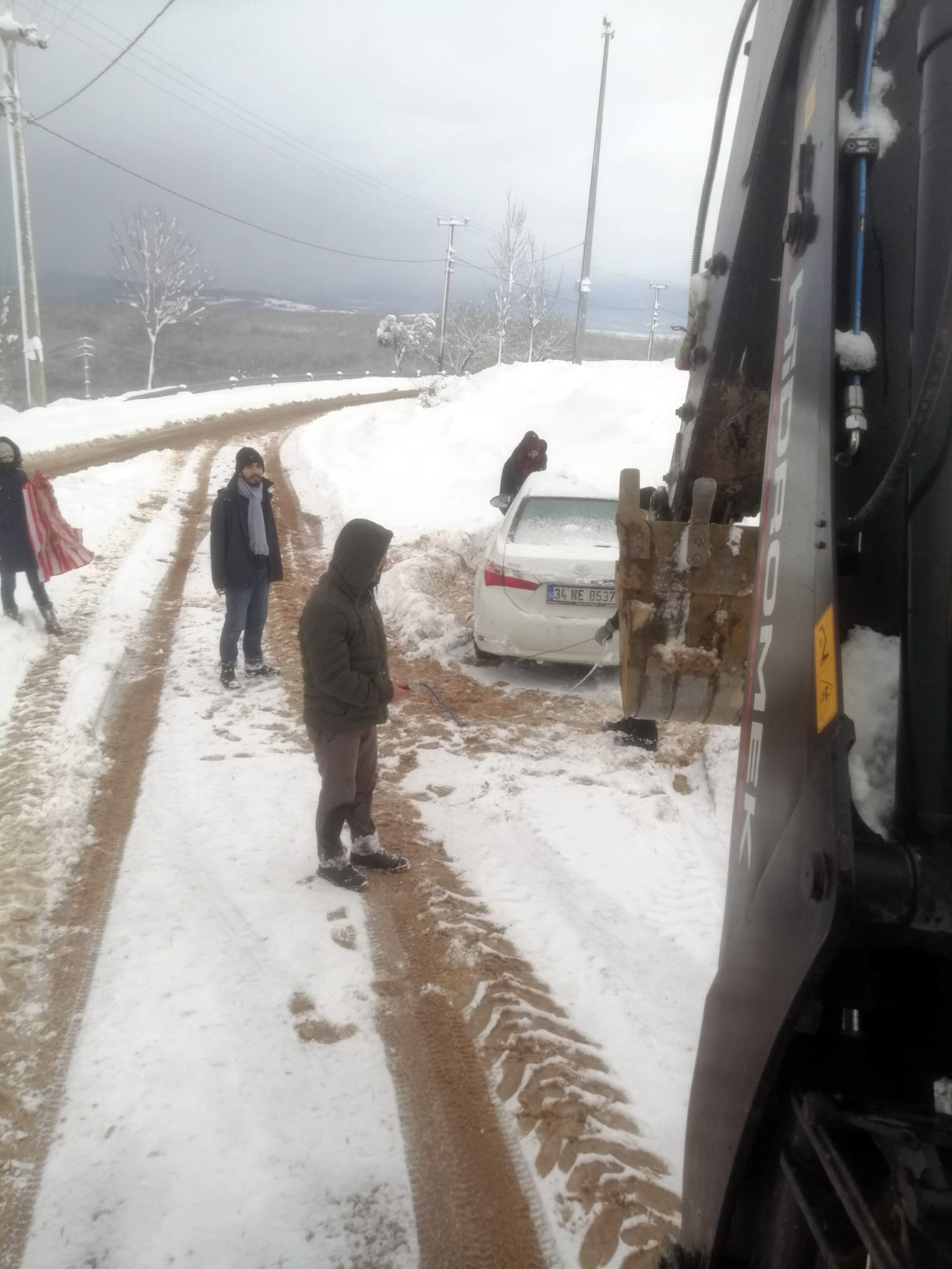 A Takımı, karda mahsur kalanları kurtardı