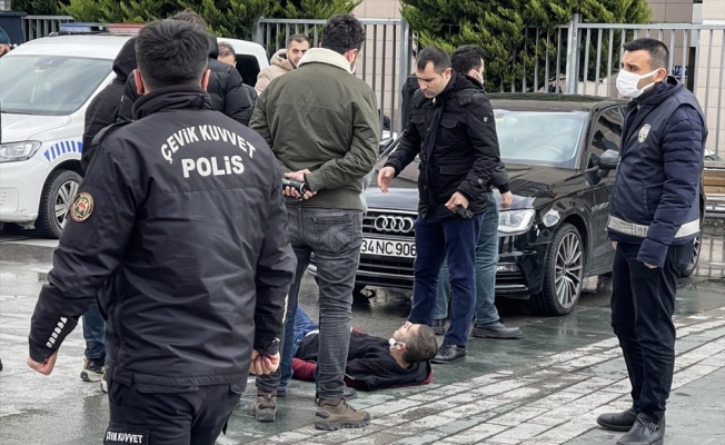 Polis memuruna bıçaklı saldırı