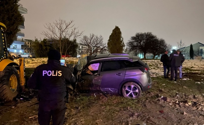 İstanbul'da otomobil iş makinesine çarptı, 2 kişi yaralandı