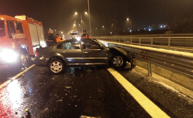 Kar küreme aracına çarpan otomobilin sürücüsü öldü