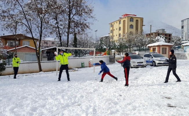 Sakarya'da polisler çocuklarla kar topu oynadı